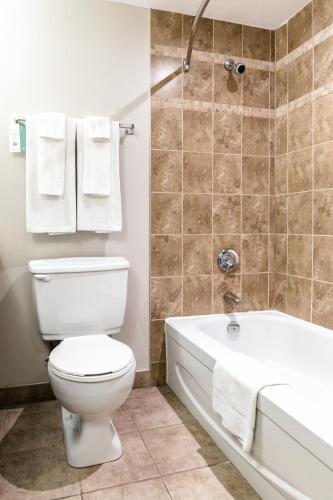 Salle de bains dans l'établissement WelcomINNS Ottawa