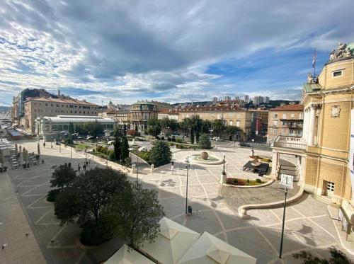- une vue sur une ville avec une place et des bâtiments dans l'établissement Mario City Center Rooms, à Rijeka