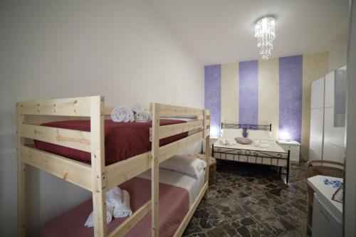 1 dormitorio con 2 literas en una habitación en B&b L'Incantesimo, en Morciano di Leuca