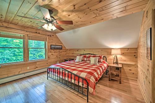 En eller flere senge i et værelse på Rustic North Creek Getaway about 4 Mi to Gore Mtn!