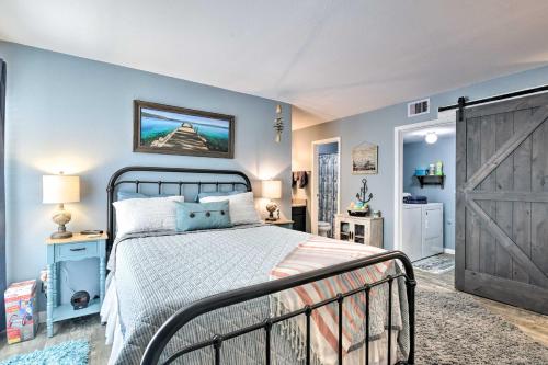 um quarto com uma cama e uma parede azul em Relaxing Galveston Condo, Quarter Mile to Seawall! em Galveston