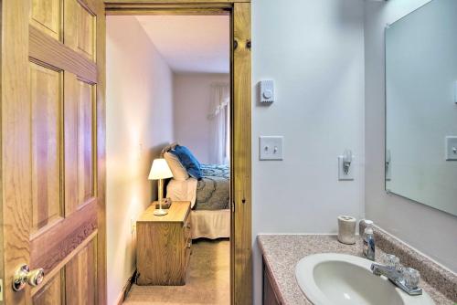 Un baño con lavabo y cama. en Lovely White Mountains Condo Hike, Ski and Unwind!, en Lincoln