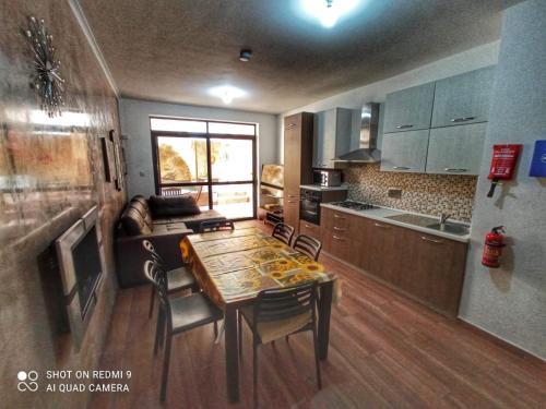 Una cocina con una mesa y sillas en una habitación. en Town House with Private Pool in Village Centre, en Kalkara