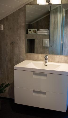 A bathroom at Kabelvåg Panorama