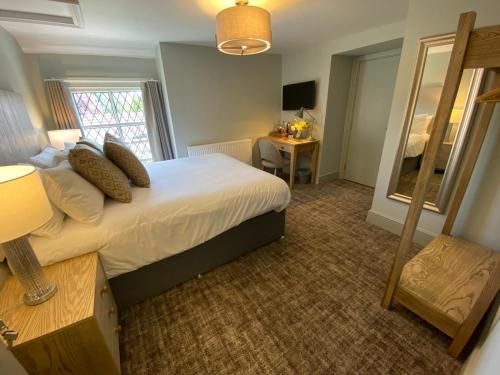 מיטה או מיטות בחדר ב-The Scotts Arms Village Inn