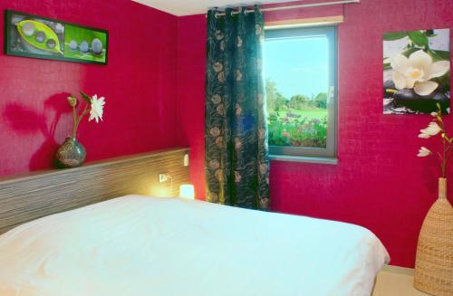 um quarto vermelho com uma cama e uma janela em Maison de 2 chambres avec jardin amenage et wifi a Ebersheim em Ebersheim