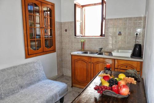 una cocina con una mesa con un bol de fruta. en Traditional Villa Efterpi en Halki