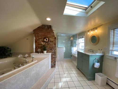 Kylpyhuone majoituspaikassa #enjoy Entire Victorian Home Downtown Newport Yes!