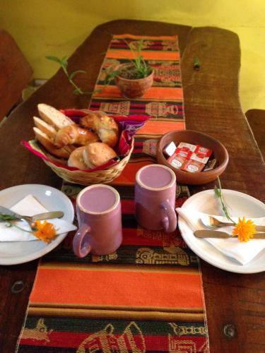 een tafel met borden en een kom eten bij Hostal del Suri in Cafayate