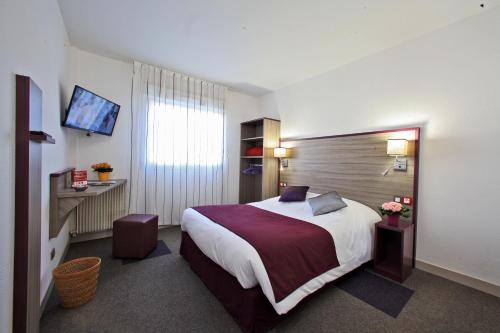 Ένα ή περισσότερα κρεβάτια σε δωμάτιο στο Contact Hôtel O'Nice Saintes