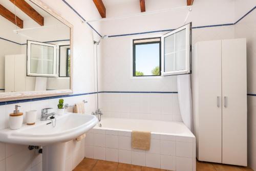 A bathroom at Casa Bruna - Binibeca Nou