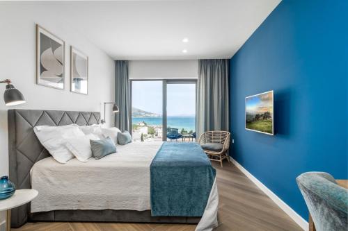 Posteľ alebo postele v izbe v ubytovaní Brand new! Seaview villa Mila with 4 en-suite bedrooms, private pool, Finnish sauna, Treadmill, sandy beach 250m