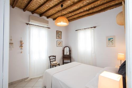 Ένα ή περισσότερα κρεβάτια σε δωμάτιο στο Charming House Platy Gialos