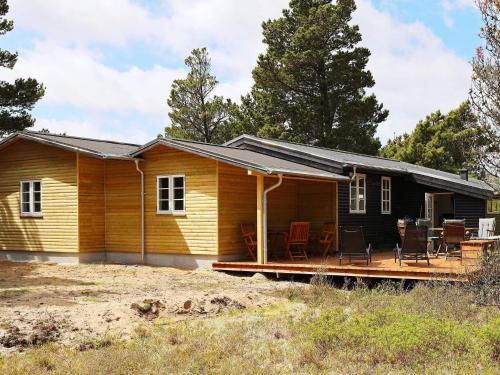 Casa de madera con porche y terraza en 8 person holiday home in R m, en Kongsmark