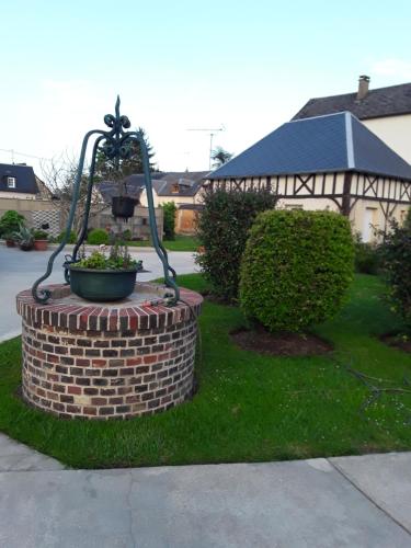 Une statue sur un mur de briques dans une cour dans l'établissement Maison( Clesanie ), 