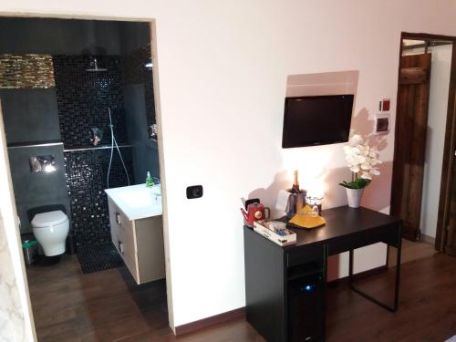 DubinoにあるB&B Cà Elsaのバスルーム(洗面台、トイレ付)、テレビが備わります。