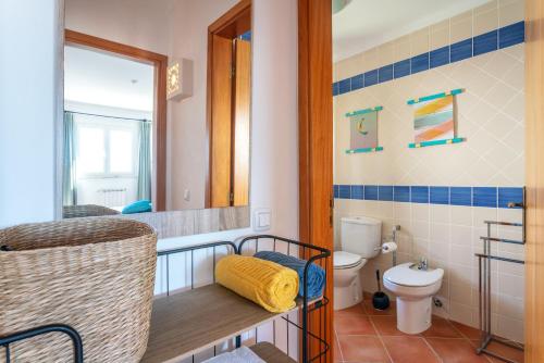 Bathroom sa sunny apartment with sea view