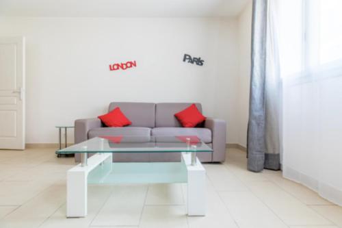 un salon avec un canapé et une table dans l'établissement Bright Apartment In The Heart Of Cannes, à Cannes