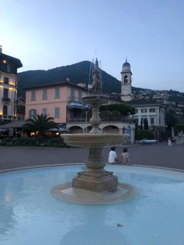 a fountain in the middle of a city at Vivi Cernobbio, la sua arte, la sua magia in Cernobbio