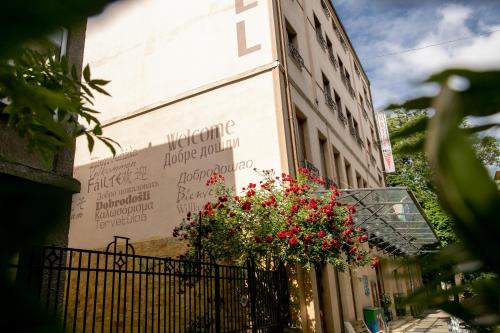 un edificio con flores a un lado. en Hotel Niky en Sofía