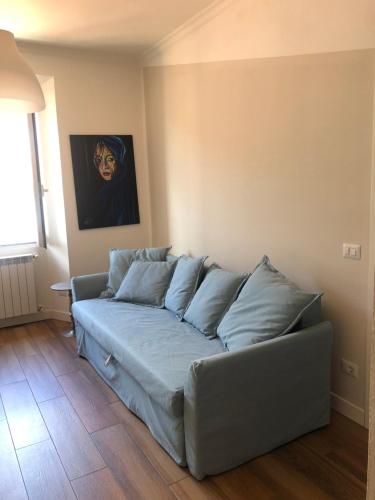 a living room with a couch in a room at Vivi Cernobbio, la sua arte, la sua magia in Cernobbio