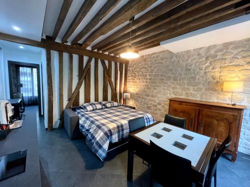 une chambre avec un lit et une table avec des chaises dans l'établissement Thegreatflat, à Paris