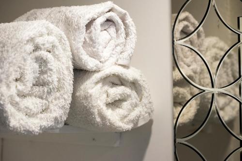 una pila de toallas en un estante junto a un espejo en Villa Inglese, en Picinisco