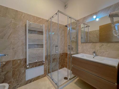Ett badrum på Karpignàna Hotel