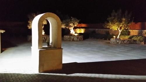 an arch in a courtyard at night at S'Hort Can Capità in Ariany