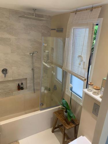 łazienka z prysznicem i szklanymi drzwiami w obiekcie Oasis Beach Apartment w Corralejo