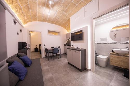 Cette chambre comprend une salle de bains pourvue d'un lavabo et de toilettes. dans l'établissement Amare Cefalù - Elegant Apartment, à Cefalù