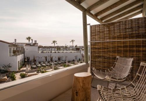 Un balcón o terraza de Lago Resort Menorca - Suites del Lago Adults Only
