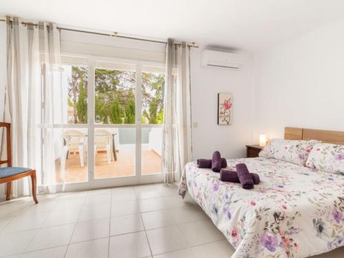 een slaapkamer met een bed met paarse kussens erop bij Oasis Torremolinos in Torremolinos