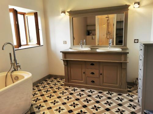 A bathroom at Bastide du Barry - Centre historique de Vallon Pont d'arc