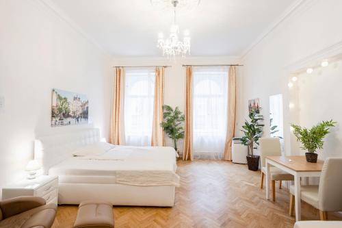 プラハにあるPrague Palace - Wenceslas Squareの白いベッドルーム(ベッド2台、テーブル付)