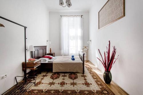 Posteľ alebo postele v izbe v ubytovaní Central Budapest Apartment in Historical Building With Free Private Parking