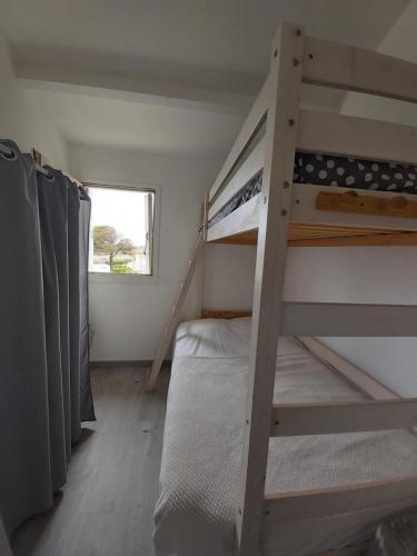 - une chambre avec des lits superposés et une échelle de lits superposés dans l'établissement Résidence "Les balcons de la mer", à Marseillan