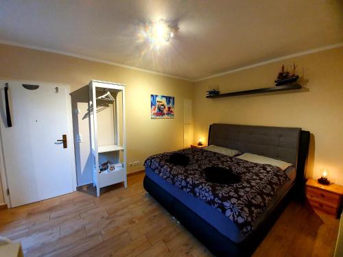 1 dormitorio con cama y puerta blanca en Papageiennest en Dresden