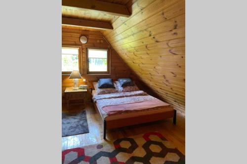 Ένα ή περισσότερα κρεβάτια σε δωμάτιο στο Domek w Sitnie