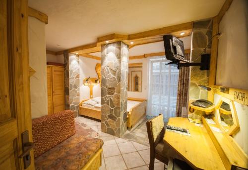 a room with a hotel room with a bedroom at Hotel & Restaurant Elbschetal in Wetter