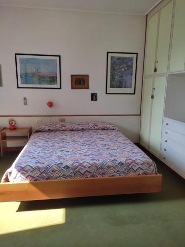 una camera con un letto di Appartamento Colombere Priori Elisabetta a Malcesine