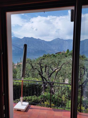 a window with a view of a mountain view at Appartamento Colombere Priori Elisabetta in Malcesine