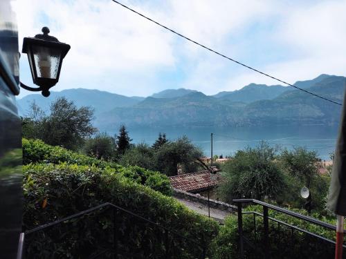 a street light with a view of the mountains at Appartamento Colombere Priori Elisabetta in Malcesine