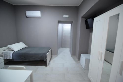 a small bedroom with a bed and a bathroom at Sonia e Alessia in Mileto