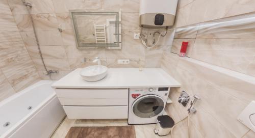 a bathroom with a washing machine and a sink at PEARL PREMIUM APARTMENTS 2 in Kyiv