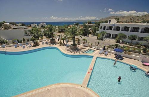 佩基羅茲的住宿－VILLA EIRINI，享有度假村内大型游泳池的顶部景致