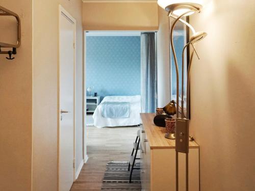 1 dormitorio con cama y escritorio con espejo en Apartment VISBY II, en Visby