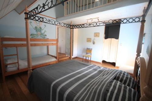 une chambre avec un lit à baldaquin et une chaise dans l'établissement Vakantiehuis 10 personnes, à Queyssac