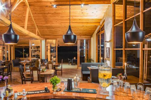 un restaurante con un bar con mesas y sillas en Pousada Das BergHaus Turismo Rural e Cervejeiro en Extrema
