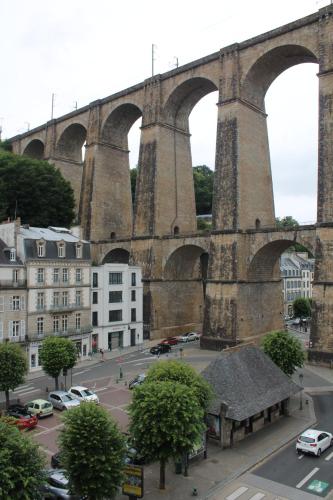 un vieux pont avec des voitures garées devant lui dans l'établissement Duc de Bretagne Luxury Apparthotel, à Morlaix